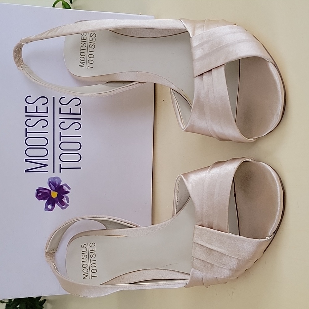 Mootsies Tootsies Cream Heels